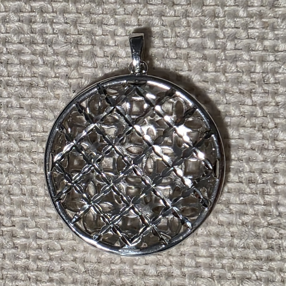 Elegant Silver Pendant Necklace
